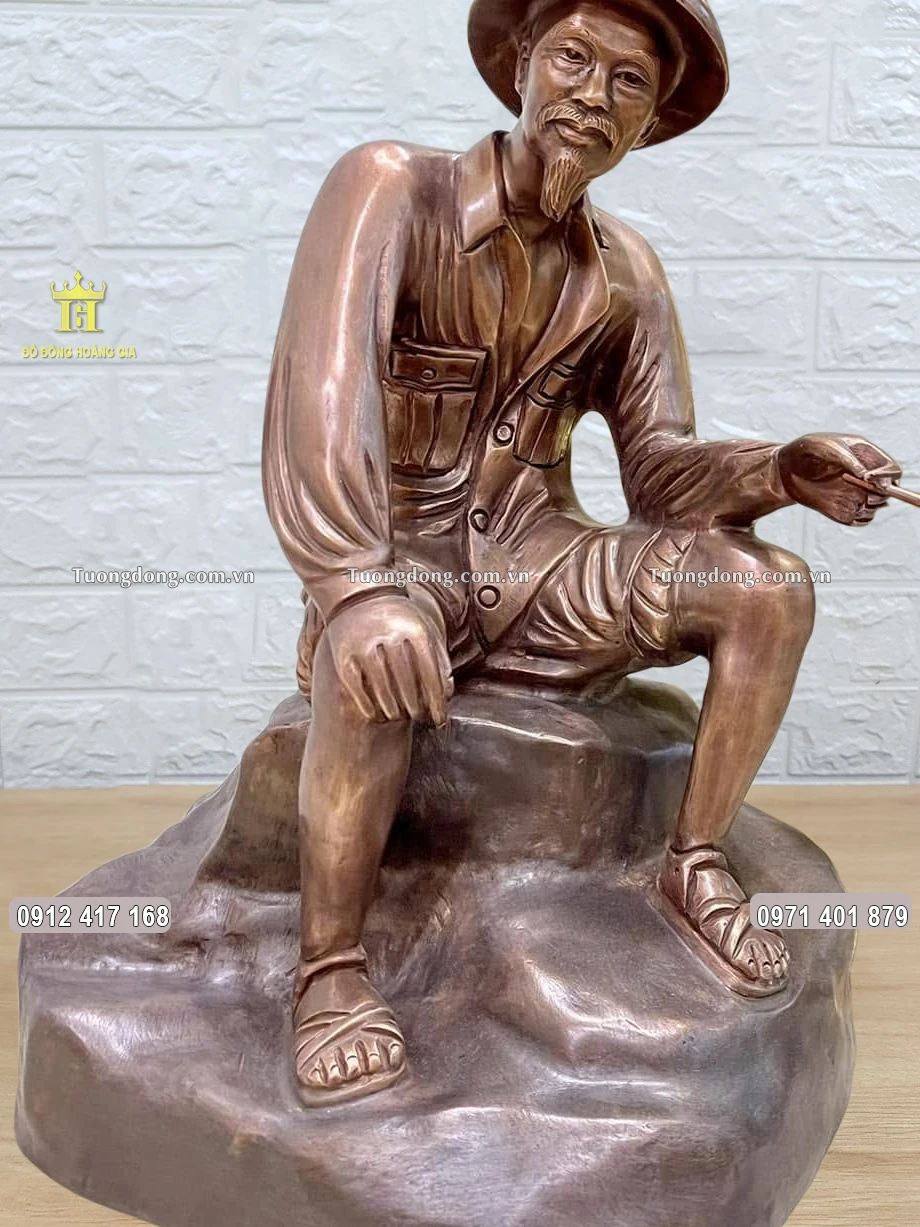 Từng họa tiết hoa văn được chạm khắc sắc nét